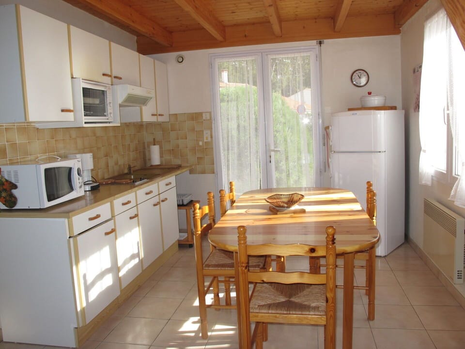 Cabinetry, Property, Furniture, Countertop, Table, Window, Wood, Kitchen, Interior Design, Flooring