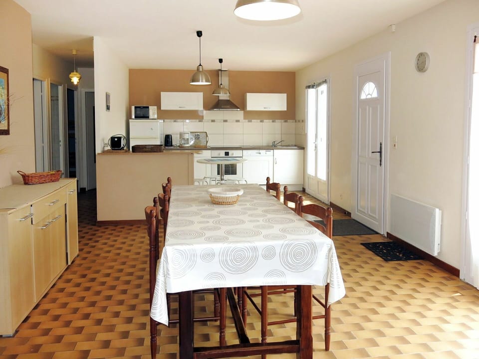 Room, Furniture, Property, Floor, Kitchen, Ceiling, Building, Countertop, Interior Design, Dining Room