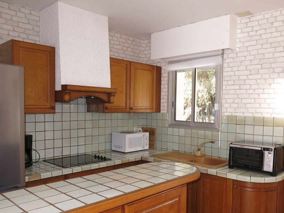 Countertop, Cabinetry, Property, Kitchen Sink, Kitchen, Kitchen Stove, Wood, Kitchen Appliance, Interior Design, Architecture