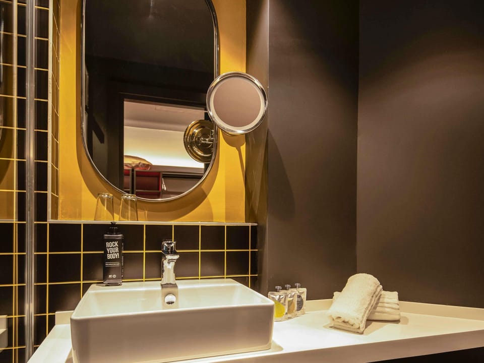 Premium Room, 1 Double Bed | Hypo-allergenic bedding available, minibar, in-room safe, desk