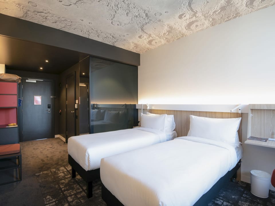 Standard Room, 2 Twin Beds | Hypo-allergenic bedding available, minibar, in-room safe, desk