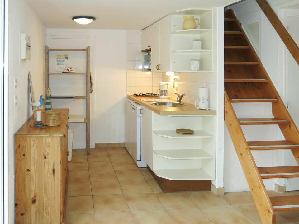 Room, Property, Furniture, Floor, Cabinetry, Building, House, Architecture, Interior Design, Bathroom
