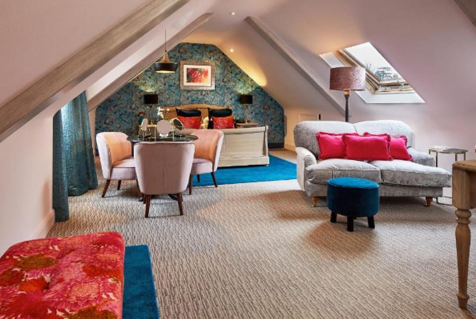 Signature Suite | Iron/ironing board, free WiFi, bed sheets