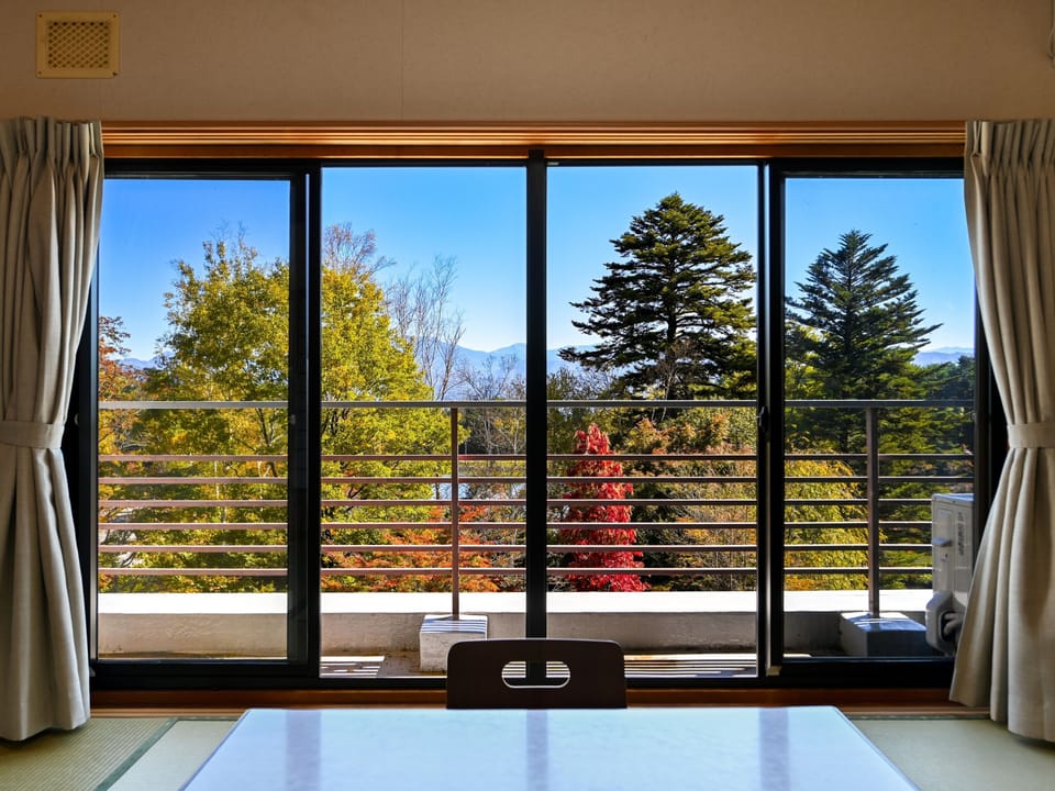 [Lake side] Japanese-style room with 10 tatami mats | In-room safe, soundproofing, free WiFi, bed sheets