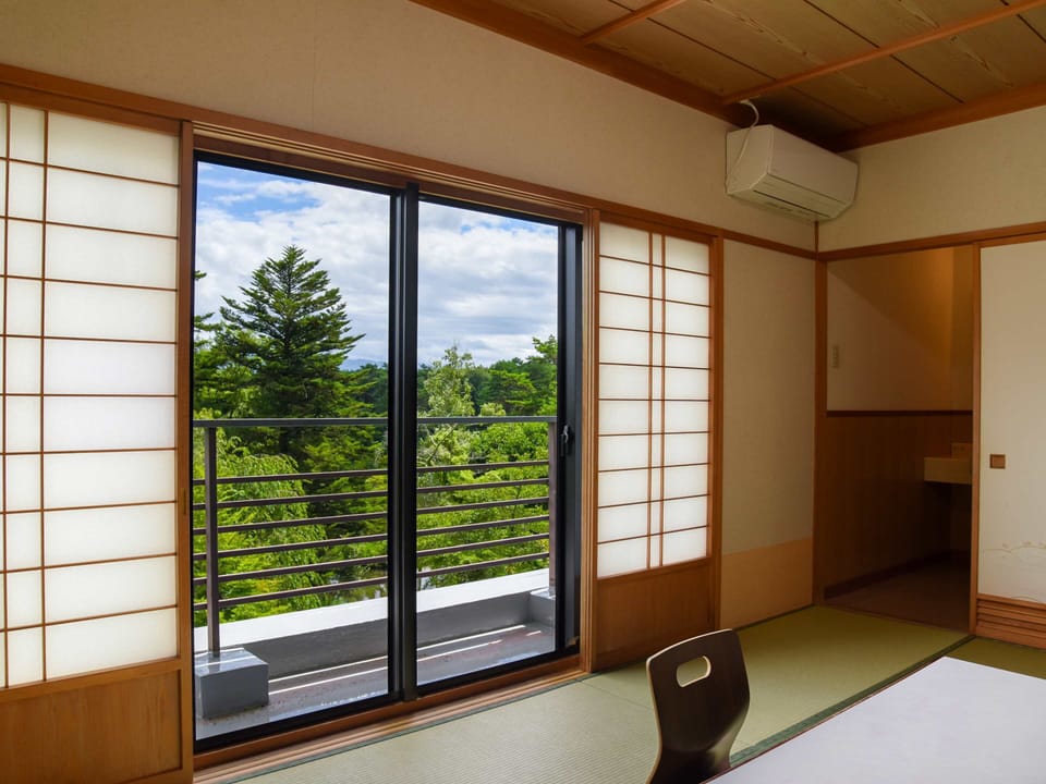 [Lake side] Japanese-style room with 10 tatami mats | In-room safe, soundproofing, free WiFi, bed sheets
