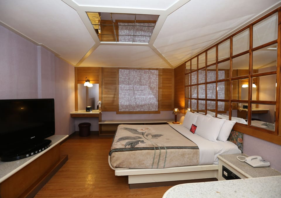 1 bedroom, minibar, desk, blackout drapes