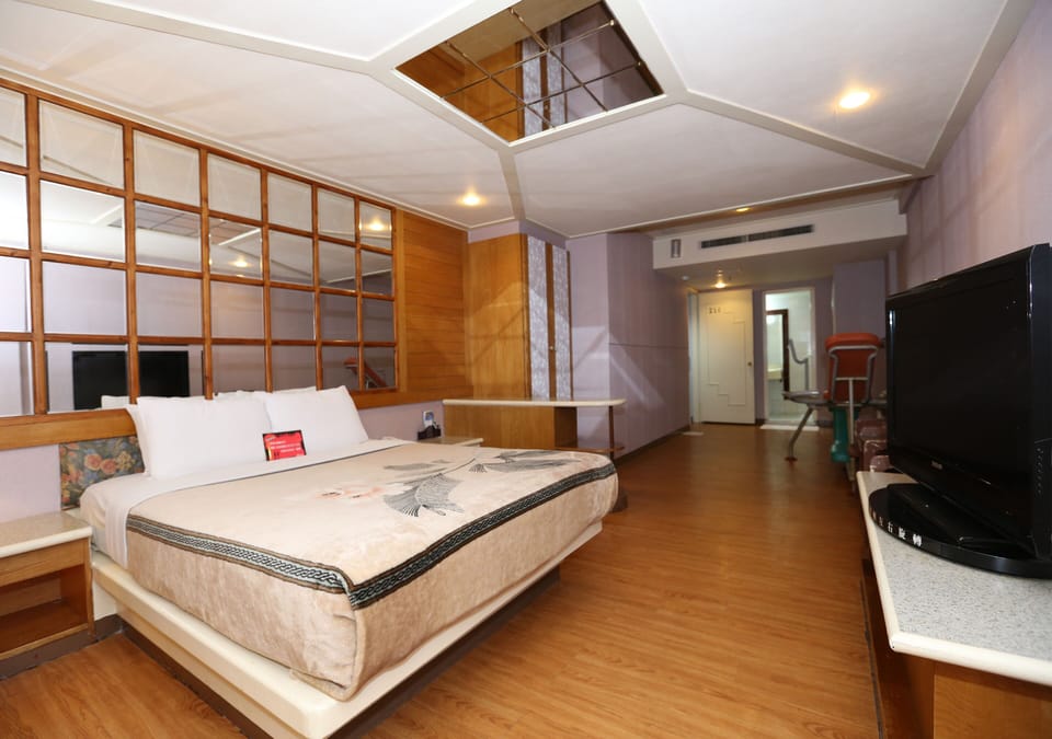 1 bedroom, minibar, desk, blackout drapes