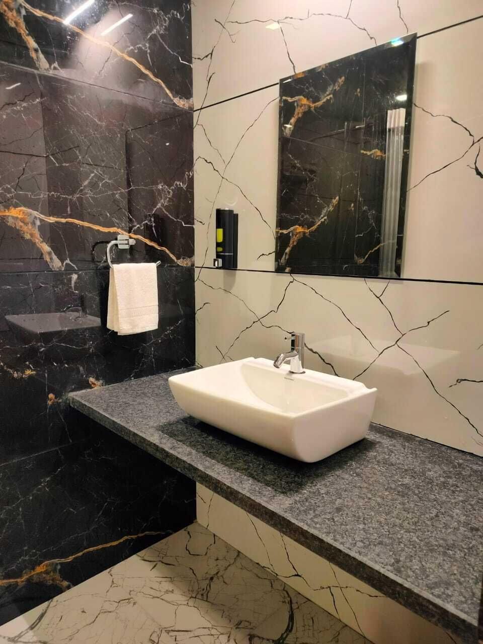 Deluxe Quadruple Room | Bathroom | Shower, free toiletries, towels, shampoo