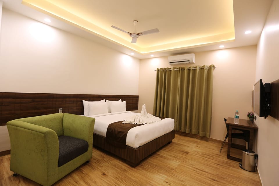 Deluxe Room | Individually decorated, individually furnished, laptop workspace