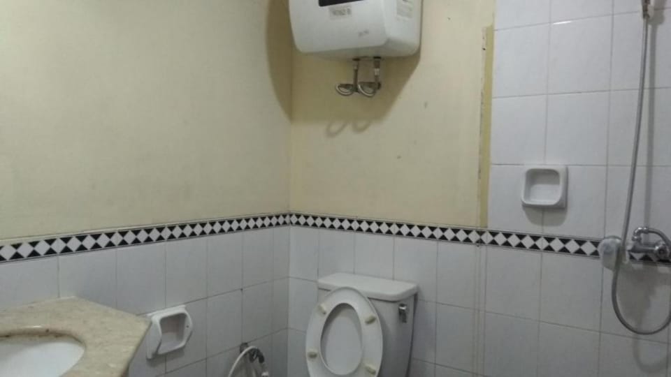 Deluxe Studio | Bathroom | Shower, towels