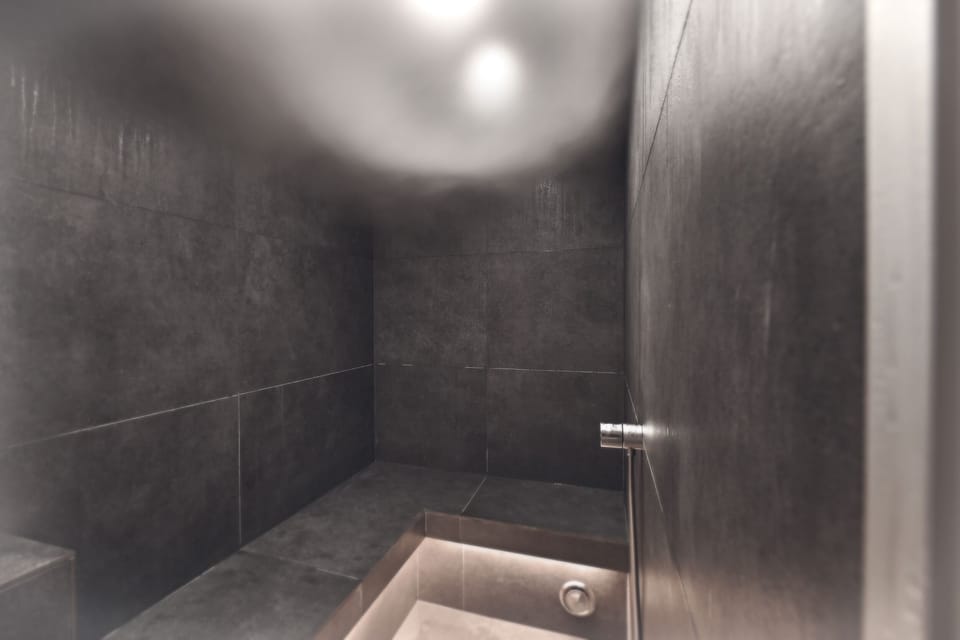 Sauna, steam room