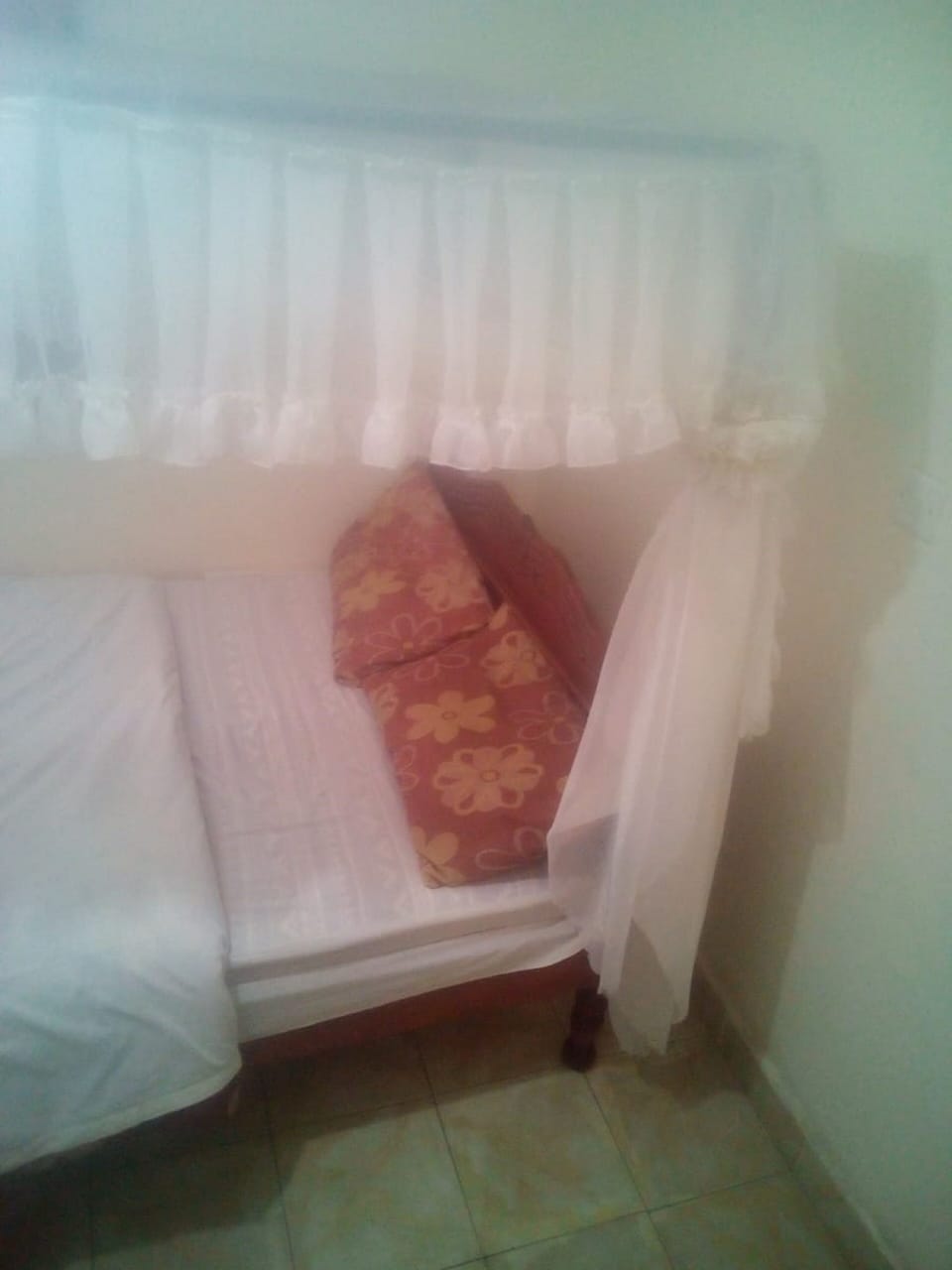 Single Room | Blackout drapes, bed sheets