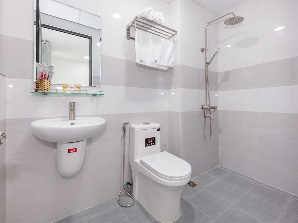 Studio | Bathroom | Shower, free toiletries, slippers, bidet