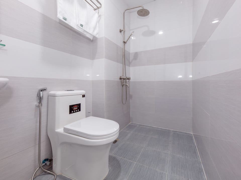 Studio | Bathroom | Shower, free toiletries, slippers, bidet