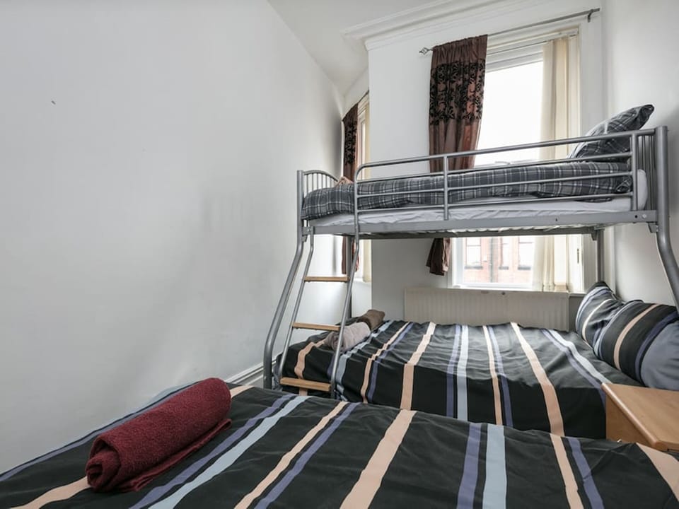6 Bedroom Chorlton Townhouse House in Stretford