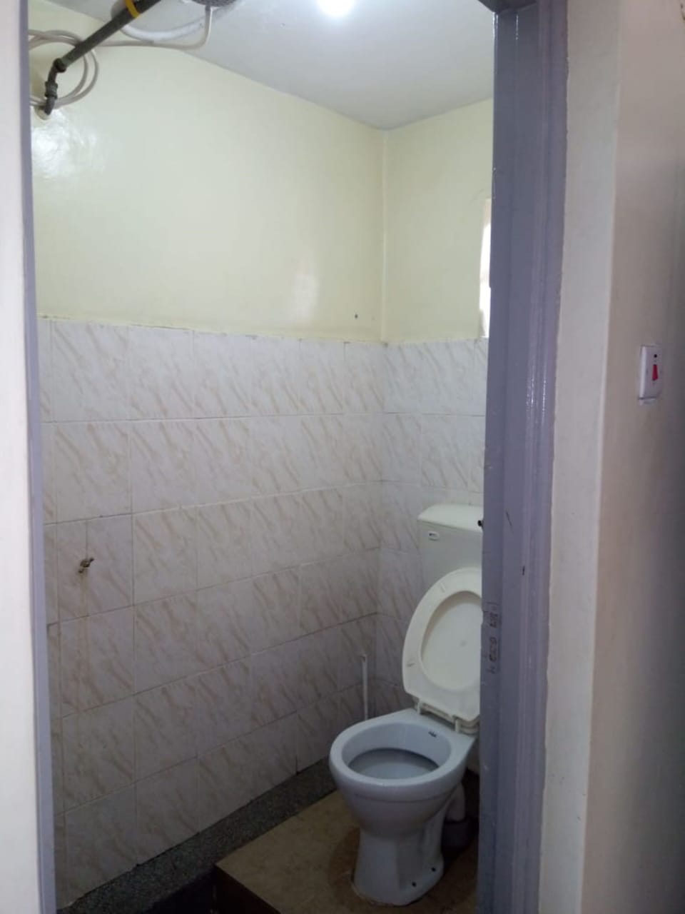 Twin Room | Bathroom | Shower, rainfall showerhead, free toiletries, towels