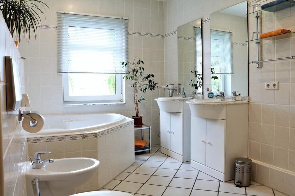 Bathtub, jetted tub, towels