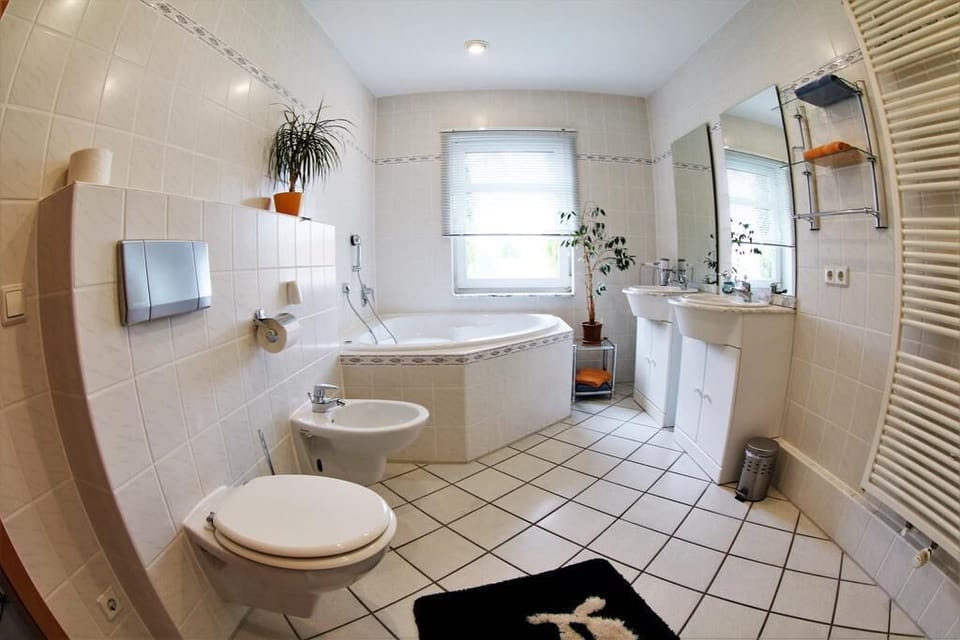 Bathtub, jetted tub, towels