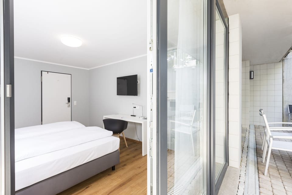 Hostel Twin with shared Bathroom | Hypo-allergenic bedding, desk, soundproofing, free WiFi