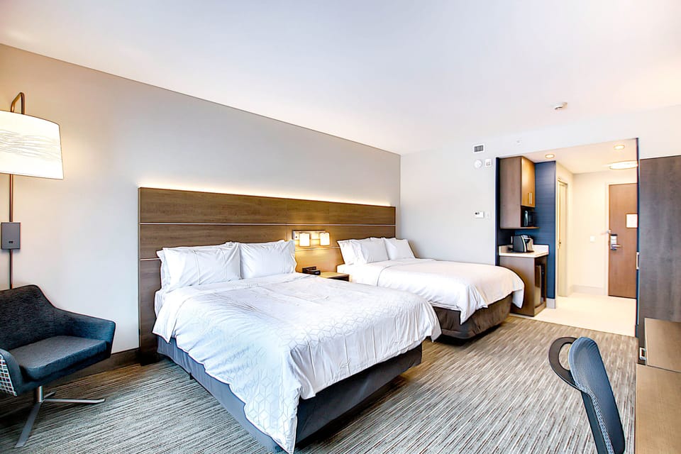 Standard Room, 1 King Bed, Roll-in Shower (Communications, Mobility Accessible) | Desk, laptop workspace, soundproofing, free cribs/infant beds