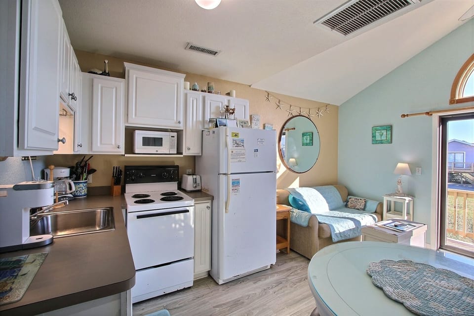 Studio | Private kitchen | Fridge, microwave, oven, coffee/tea maker
