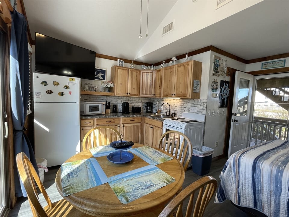 Studio | Private kitchen | Fridge, microwave, coffee/tea maker, cookware/dishes/utensils