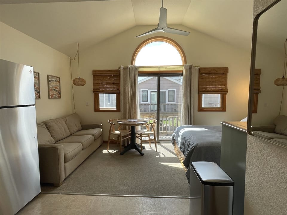 Studio | Living area | 30-inch TV with cable/satellite channels