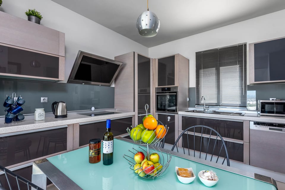 Villa, 4 Bedrooms | Private kitchen | Full-size fridge, microwave, oven, stovetop