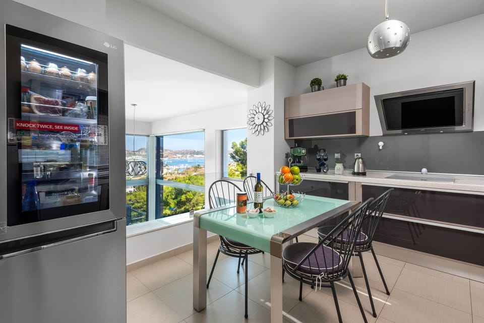 Villa, 4 Bedrooms | Mini-refrigerator