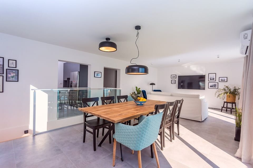 Dining area for 8 with TV,A/C PS4 