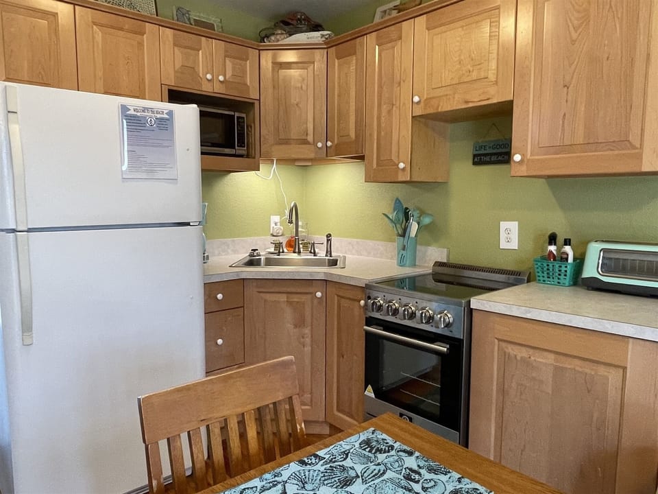 Studio | Private kitchen | Fridge, microwave, oven, coffee/tea maker