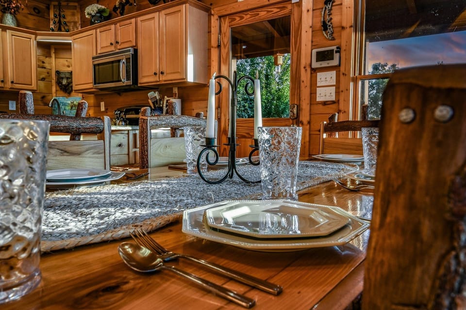 Cabin, 3 Bedrooms | Dining
