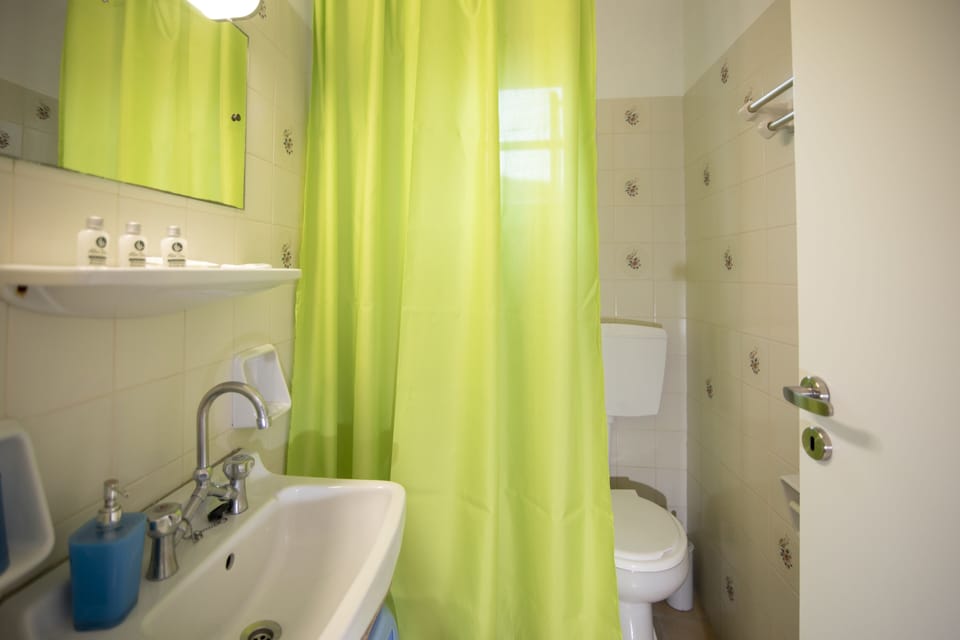 Triple Room | Bathroom | Hair dryer