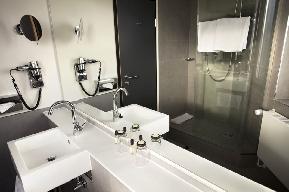 Standard Triple Room | Bathroom | Shower, free toiletries, hair dryer, towels