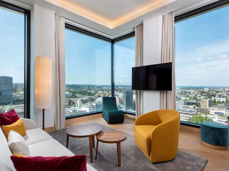 Suite, 1 King Bed (High Floor) | Premium bedding, minibar, in-room safe, desk