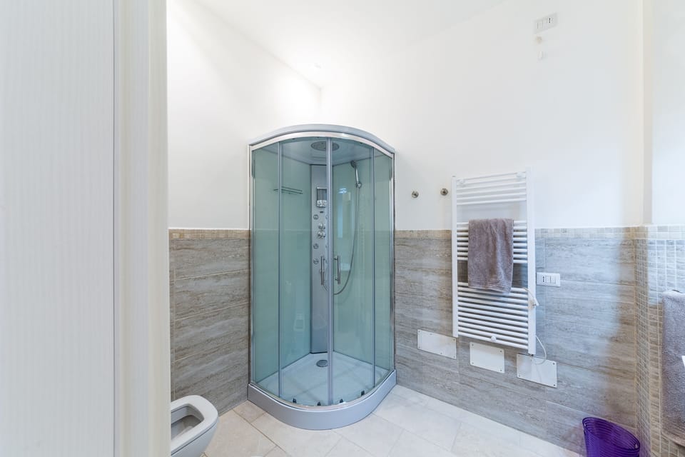 Deluxe Room | Bathroom shower