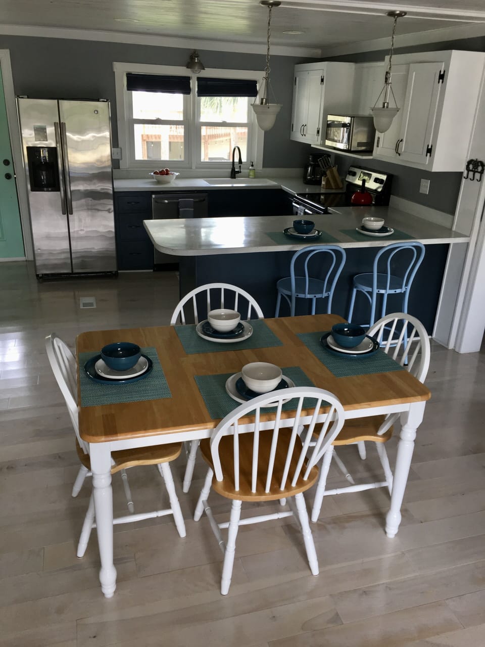 kitchen/dining area