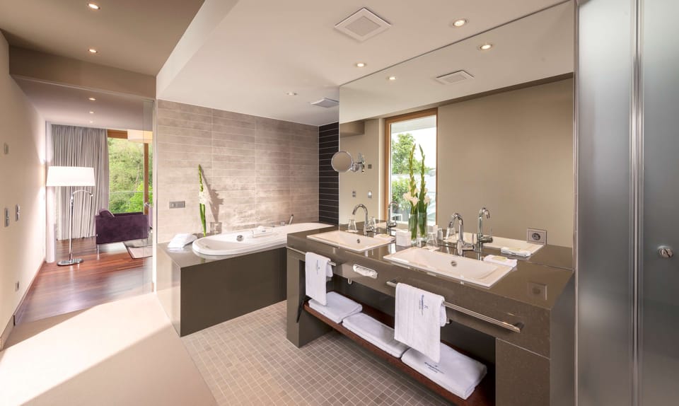 Hypo-allergenic bedding, minibar, in-room safe, desk