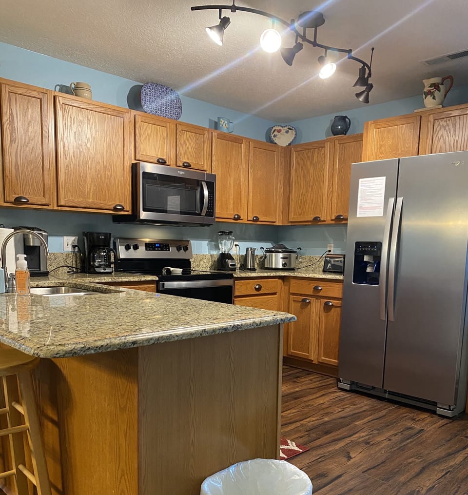 Fully equipped kitchen w new appliances, keurig & mr coffee, griddle, blender