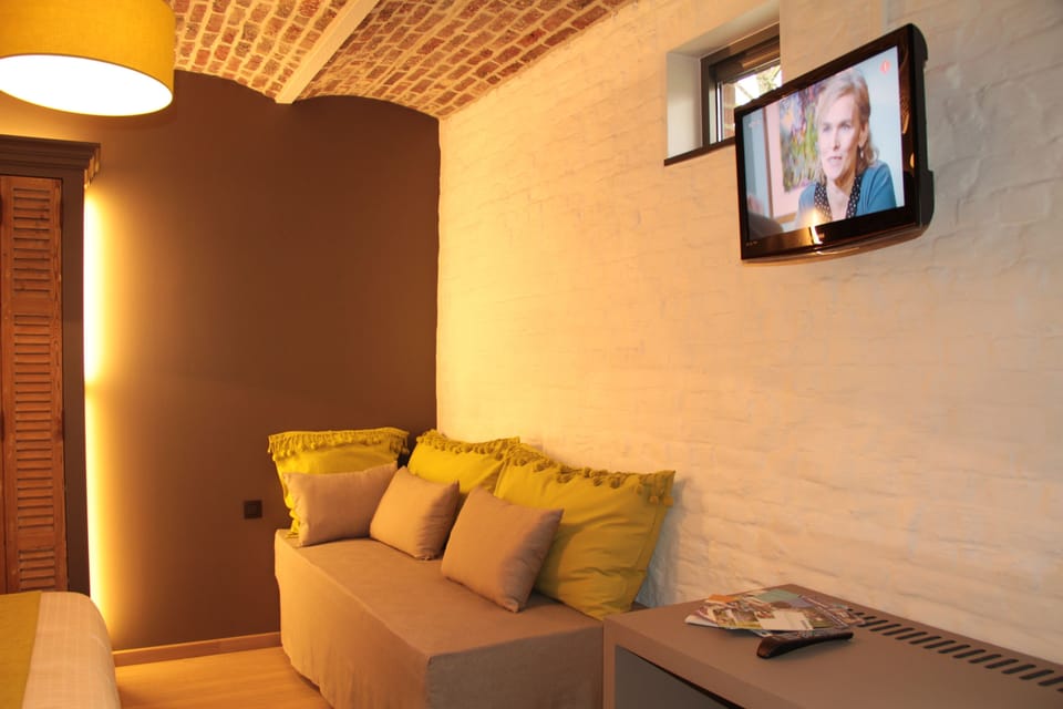 32-inch flat-screen TV with digital channels, TV