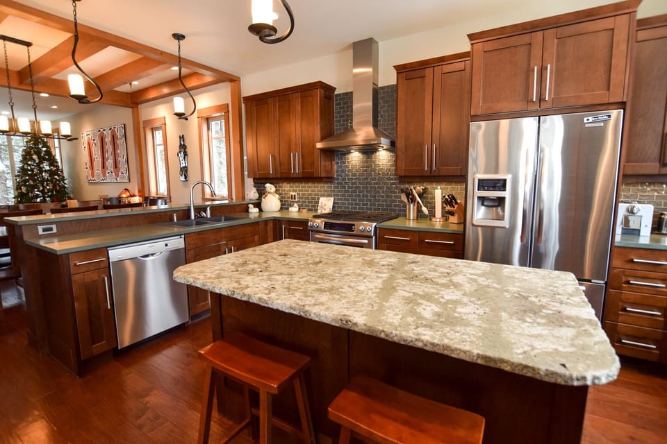 Fully Equipped Kitchen and Breakfast Bar 