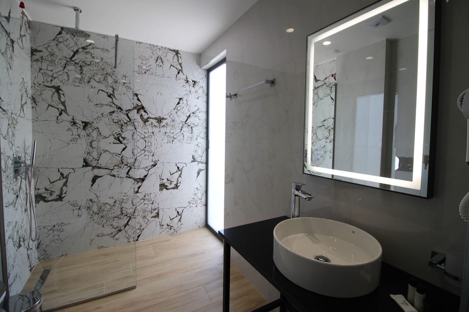 Deluxe Suite, 1 King Bed with Sofa bed, Jetted Tub, Beachside | Bathroom | Shower, rainfall showerhead, designer toiletries, hair dryer