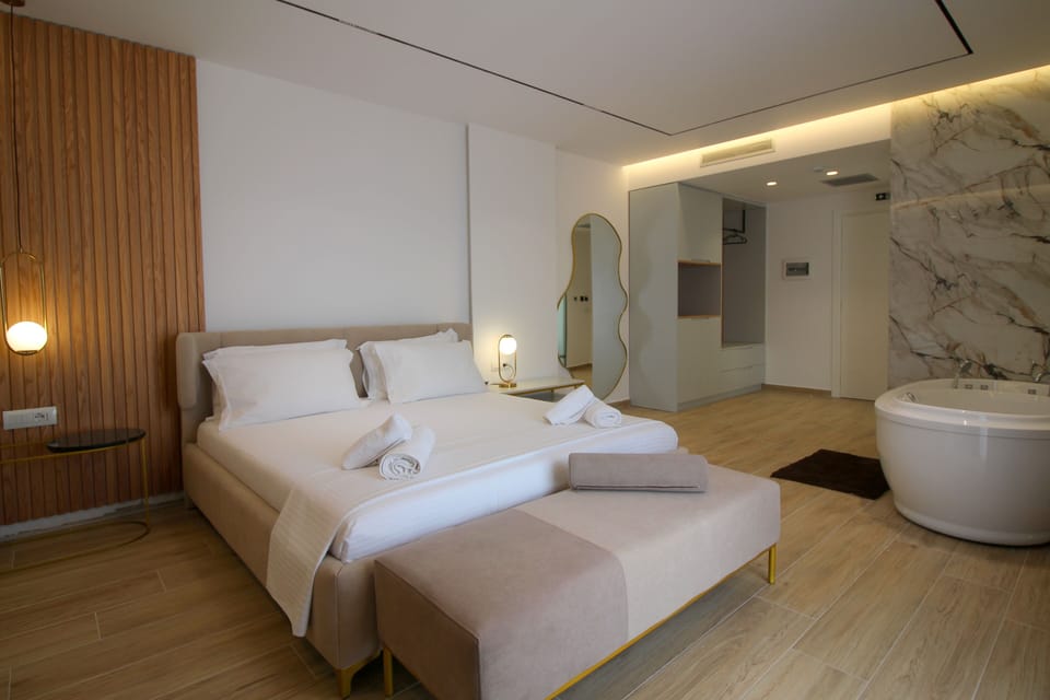Deluxe Suite, 1 King Bed with Sofa bed, Jetted Tub, Beachside | Premium bedding, memory foam beds, minibar, in-room safe