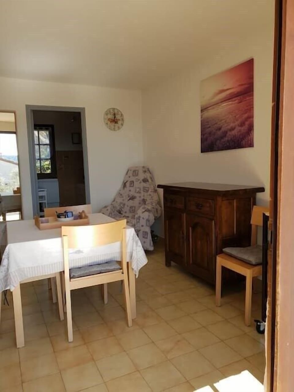 entrée dans le logement, au fond la cuisine