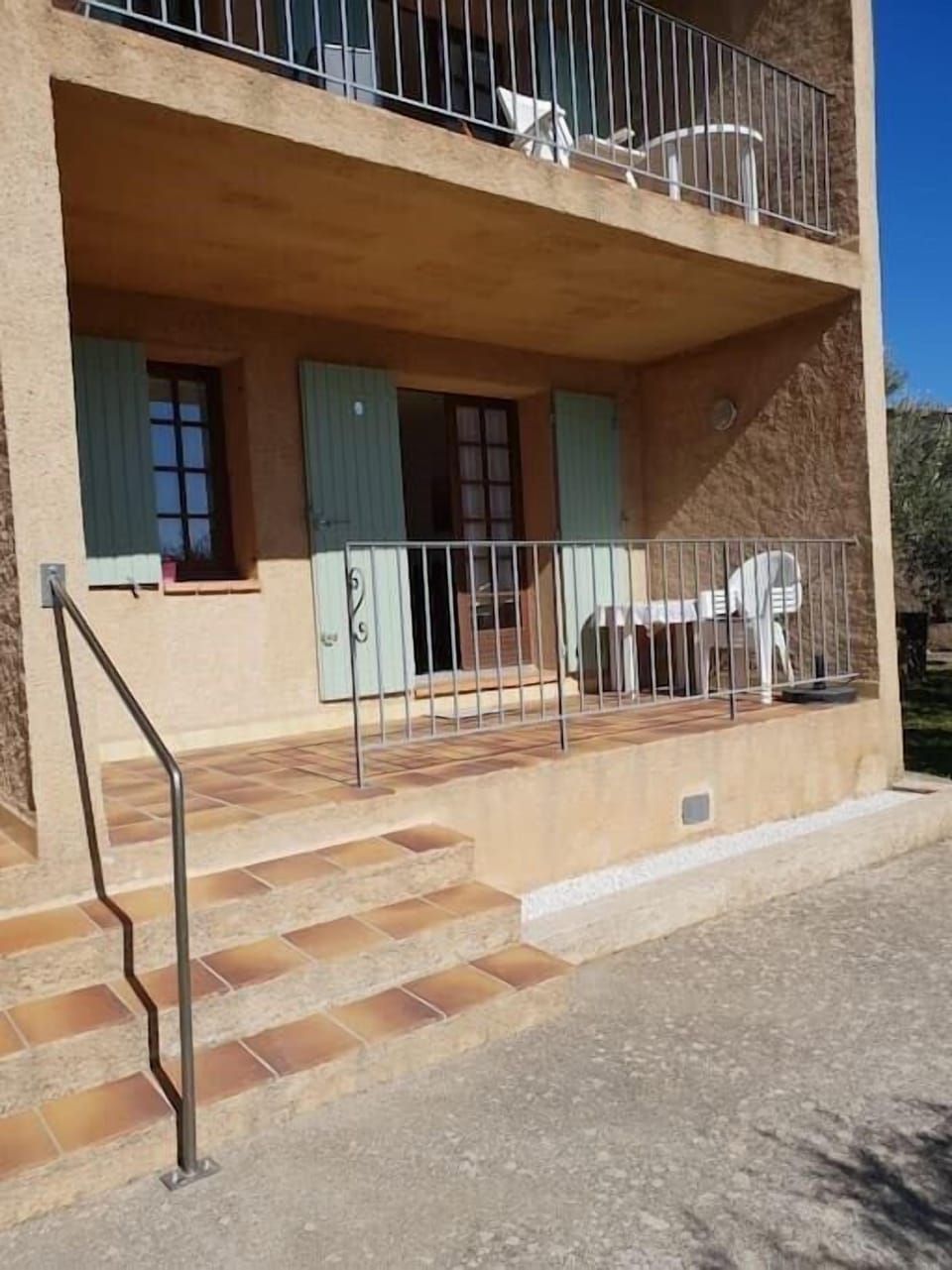 terrasse, petit bâtiment avec un seul étage, logement du rez de chaussée
