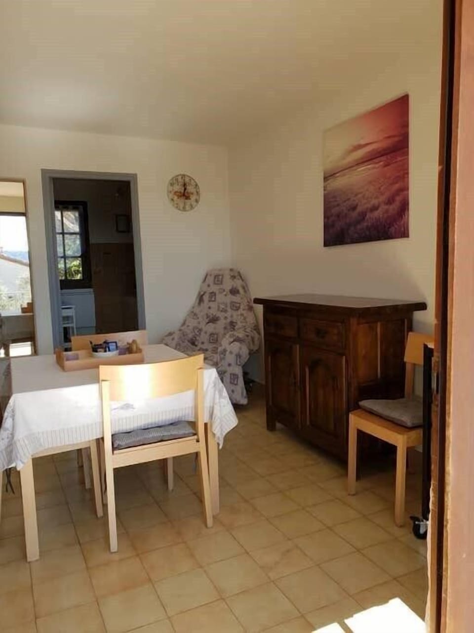 entrée dans le logement, au fond la cuisine