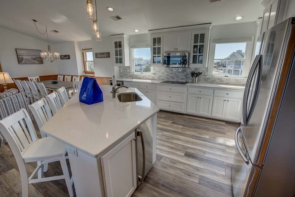 Top-Level Kitchen with Bar (seats 4)