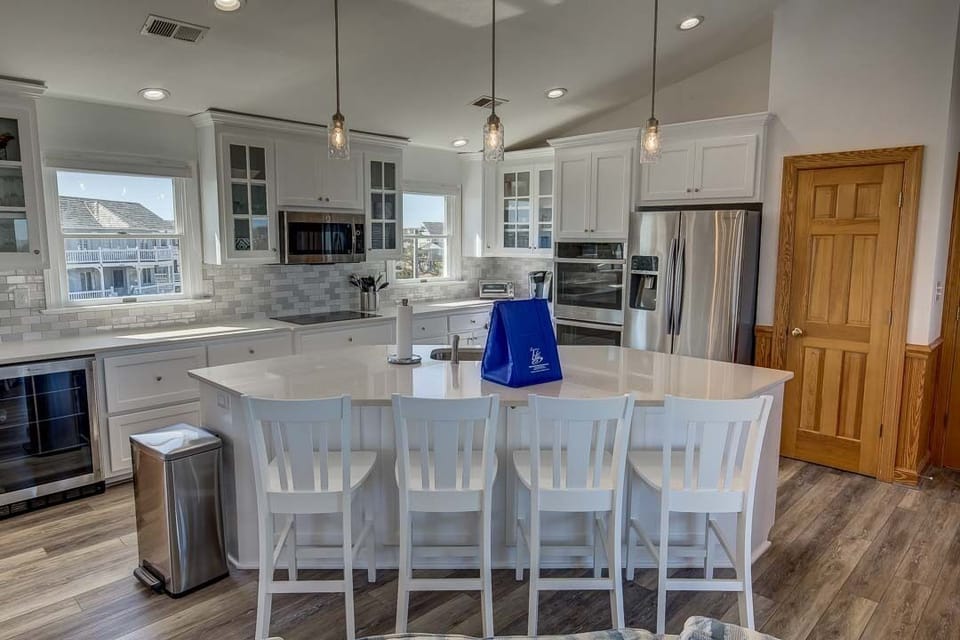 Top-Level Kitchen with Bar (seats 4)
