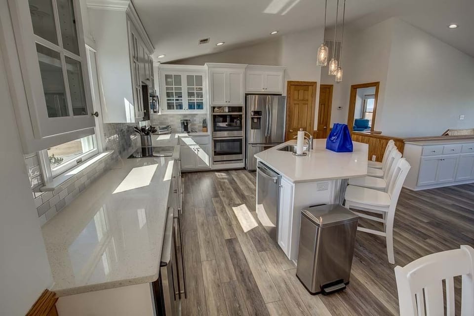 Top-Level Kitchen with Bar (seats 4)