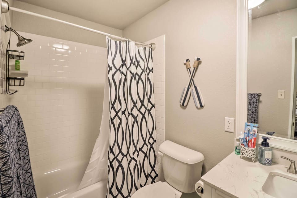Full Bathroom | Complimentary Toiletries